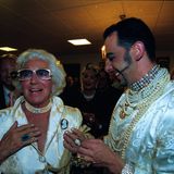 Hier feiern Harald Glööckler und Dieter Schroth zusammen im Jahr 2000. Der Anlass: Die Eröffnung ihres Showrooms im Modecenter Berlin. Die Lachfalten um Mund und Auge kann er heute nicht mehr zeigen.