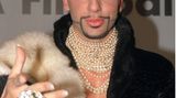 Vor allem mit der Form seiner Augebrauen experimentierte Harald Glööckler schon früh. Auf diesem Foto von 1999 sehen sie bereits extrem und besonders aus.