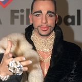 Vor allem mit der Form seiner Augebrauen experimentierte Harald Glööckler schon früh. Auf diesem Foto von 1999 sehen sie bereits extrem und besonders aus.