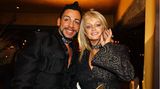 Hier ist Glööckler zusammen mit Bonnie Tyler beim Venezianischen Maskenball zu sehen, der 1. deutschen Charitygala zugunsten der Brustkrebsheilung. Seine Augenbrauen sind deutlich schmaler geworden.