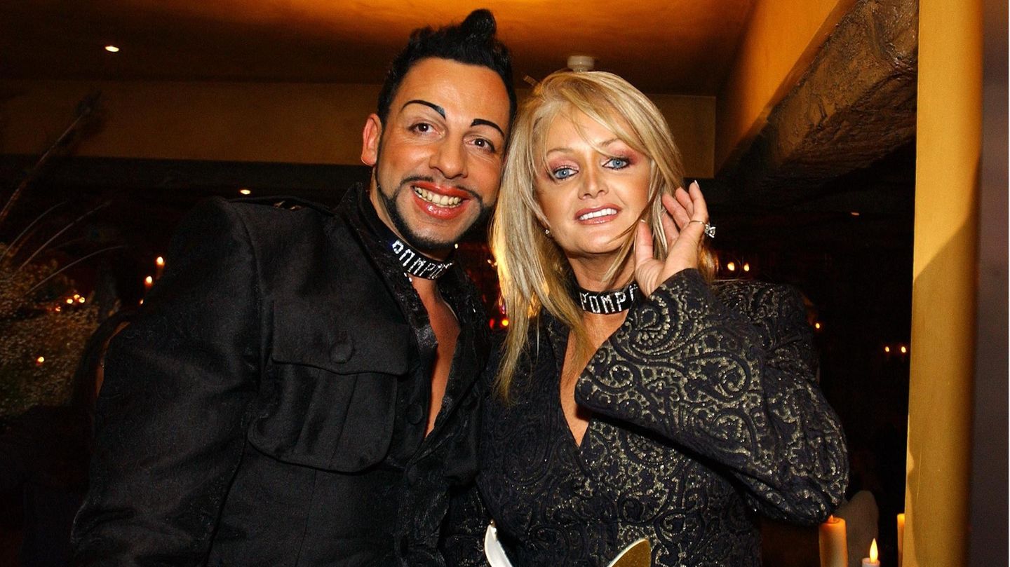 Hier ist Glööckler zusammen mit Bonnie Tyler beim Venezianischen Maskenball zu sehen, der 1. deutschen Charitygala zugunsten der Brustkrebsheilung. Seine Augenbrauen sind deutlich schmaler geworden.