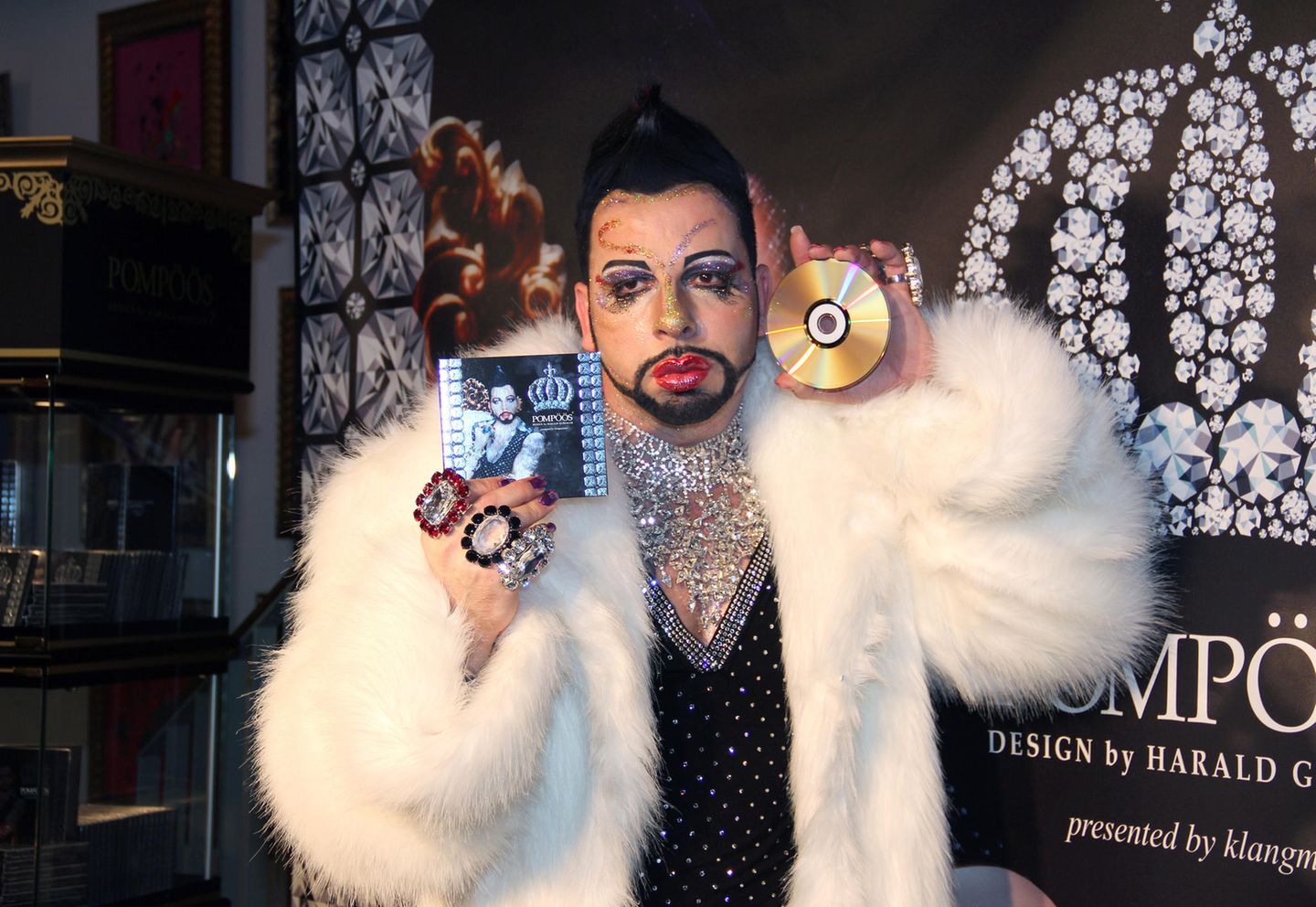 Neben der Mode hatte Glööckler auch Interesse am Musik-Business. 2011 präsentierte er seine eigene CD "Pompöös". Sein Bart ähnelte in der Farbe bereits dem heutigen Aussehen, seine Haare waren wild nach oben frisiert.