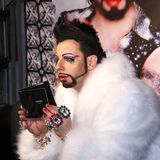 Von der Seite betrachtet sieht man aber auch hier: Der Bart war noch deutlich filigraner frisiert als heute.