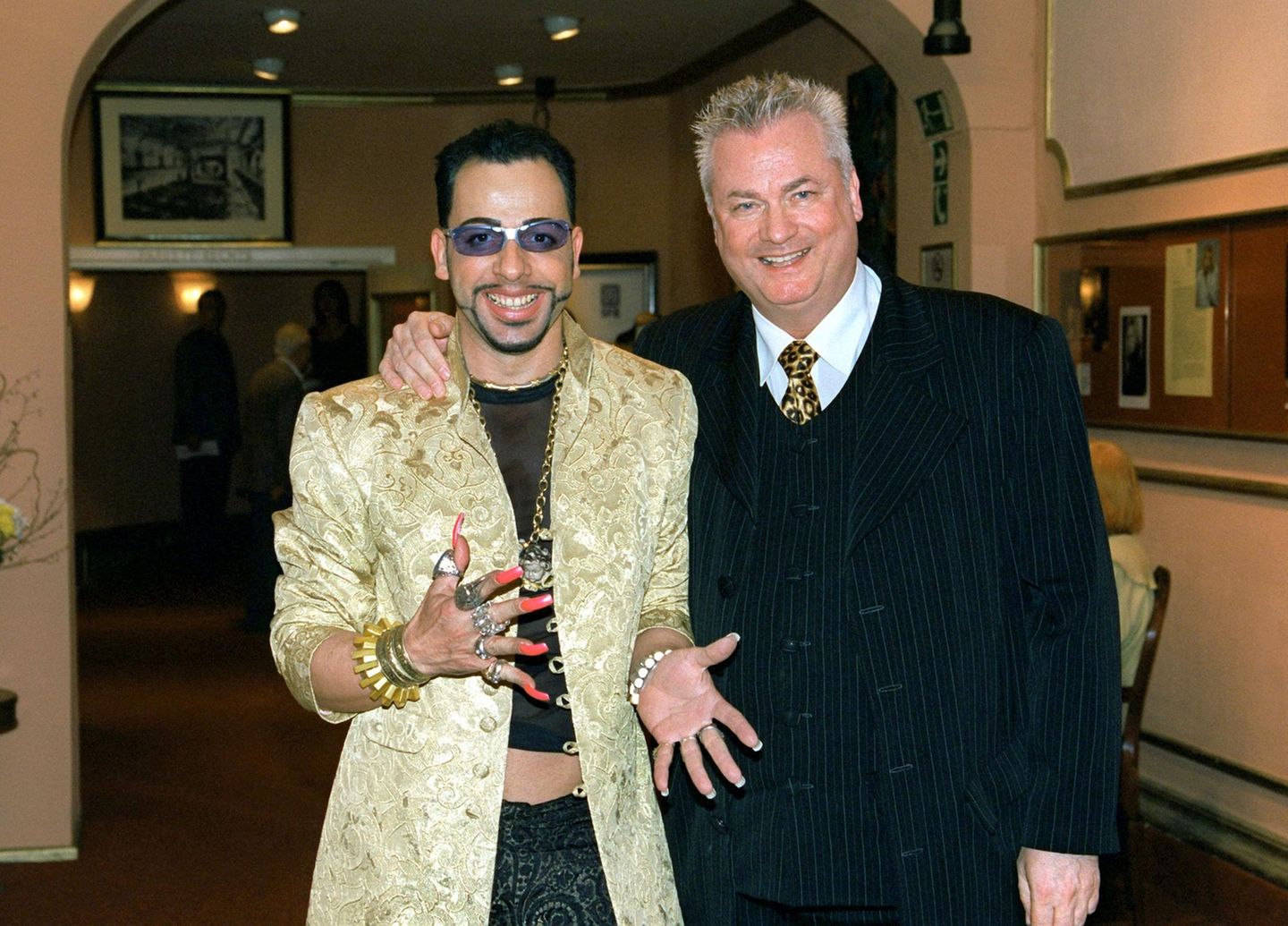 Cool mit Sonnenbrille und langen Fingernägeln: Hier posiert "Pompöös"-Modeschöpfer Harald Glööckler am 16.5.2001 zur Geburtstagsparty von Winnie Markus.