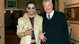 Cool mit Sonnenbrille und langen Fingernägeln: Hier posiert "Pompöös"-Modeschöpfer Harald Glööckler am 16.5.2001 zur Geburtstagsparty von Winnie Markus.