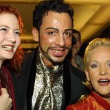 Auch ein kurzer Lockenkopf gehörte Mal zum Auftritt von Harald Glööckler, hier in der Paris Bar, in der Angelika Milster ihren 50. Geburtstag feierte.