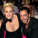 Zwei spätere Dschungel-Stars nebeneinander: Die dänische Schauspielerin Brigitte Nielsen und Modedesigner Harald Glööckler amüsieren sich auf dem 32. Ball des Sports am 2.2.2002.