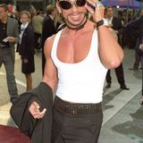 Sexy geht es zu bei der Deutschlandpremiere des Kinofilms 'Men in Black II' im CineStar Sony Center am Potsdamer Platz am 15.07.2002. Glööckler zeigte seinen durchtrainierten Oberkörper.