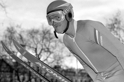 Ehemaliger britischer Skispringer Eddie "The Eagle" schwarz weiß Bild