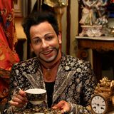 Etwas verschlafen und zerstrubbelt sieht Harald Glööckler 2005 aus. Hier präsentiert er seine eigene Porzellan-Serie.