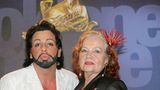 Später im Jahr 2006 zeigt er sich mit schulterlangen Haaren neben Charity-Lady Ulla Klingbeil in Berlin auf dem roten Teppich bei der Verleihung des Medienpreises "Goldene Henne".