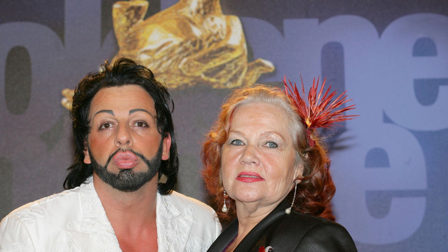 Später im Jahr 2006 zeigt er sich mit schulterlangen Haaren neben Charity-Lady Ulla Klingbeil in Berlin auf dem roten Teppich bei der Verleihung des Medienpreises "Goldene Henne".
