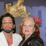 Später im Jahr 2006 zeigt er sich mit schulterlangen Haaren neben Charity-Lady Ulla Klingbeil in Berlin auf dem roten Teppich bei der Verleihung des Medienpreises "Goldene Henne".