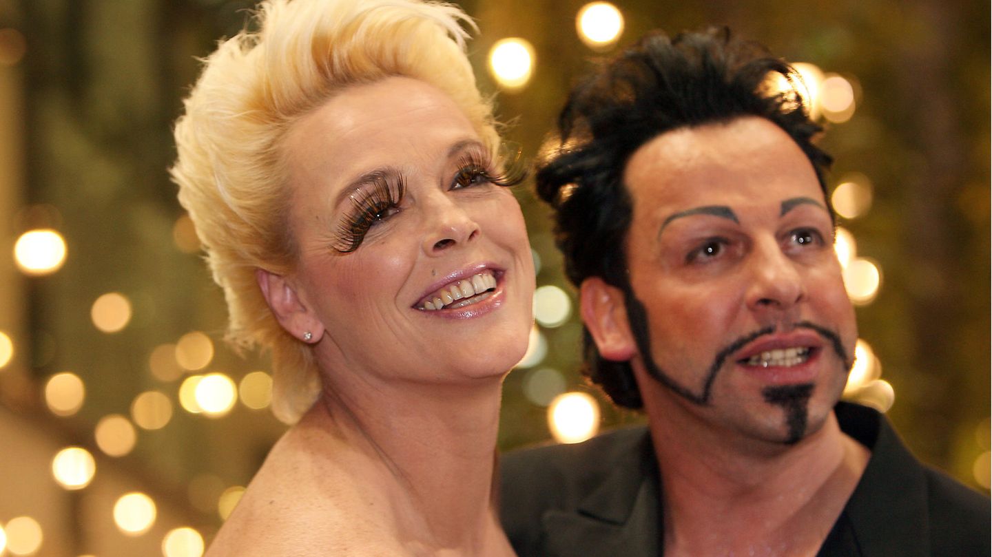 Wohl eine einmalige Alternative zum normalen Schnitt: Die Schauspielerin Brigitte Nielsen und Couturier Harald Glööckler posieren 2007 vorm Armani Caffe.