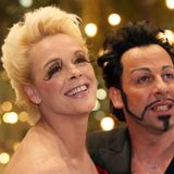 Wohl eine einmalige Alternative zum normalen Schnitt: Die Schauspielerin Brigitte Nielsen und Couturier Harald Glööckler posieren 2007 vorm Armani Caffe.