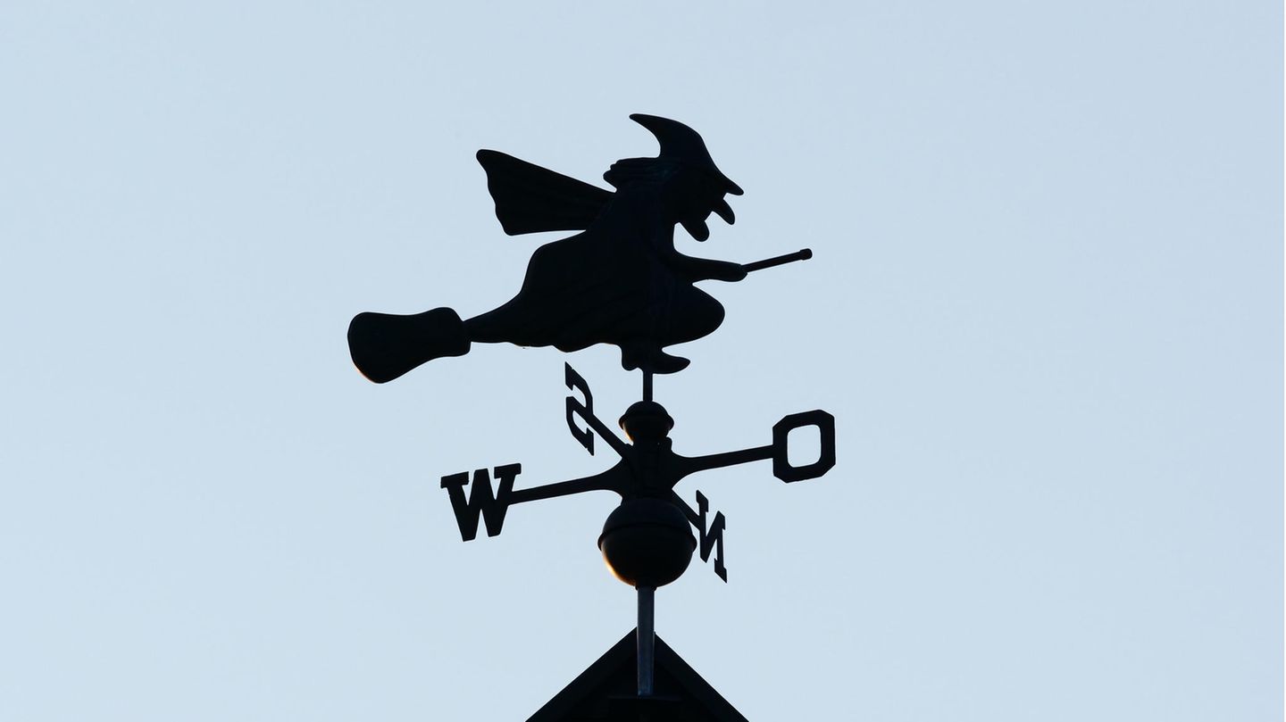 Hexenverfolgung: Eine Hexe auf ihrem Besen als Wetterfahne