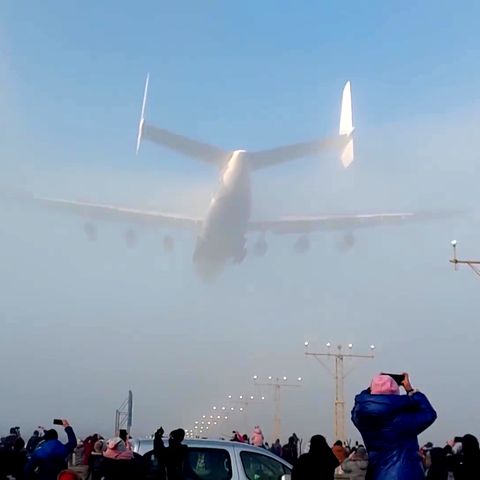 Antonow An-225: Größtes Flugzeug der Welt schneidet Nebelwand durch