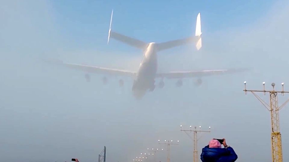 Antonow An-225: Größtes Flugzeug der Welt schneidet Nebelwand durch