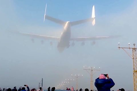 Antonow An-225: Größtes Flugzeug der Welt schneidet Nebelwand durch