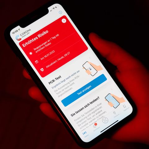 Eine rote Corona-Warn-App: So viele Fälle wie heute wurden in der Pandemie noch nie gemeldet.
