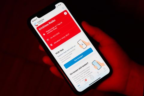 Eine rote Corona-Warn-App: So viele Fälle wie heute wurden in der Pandemie noch nie gemeldet.