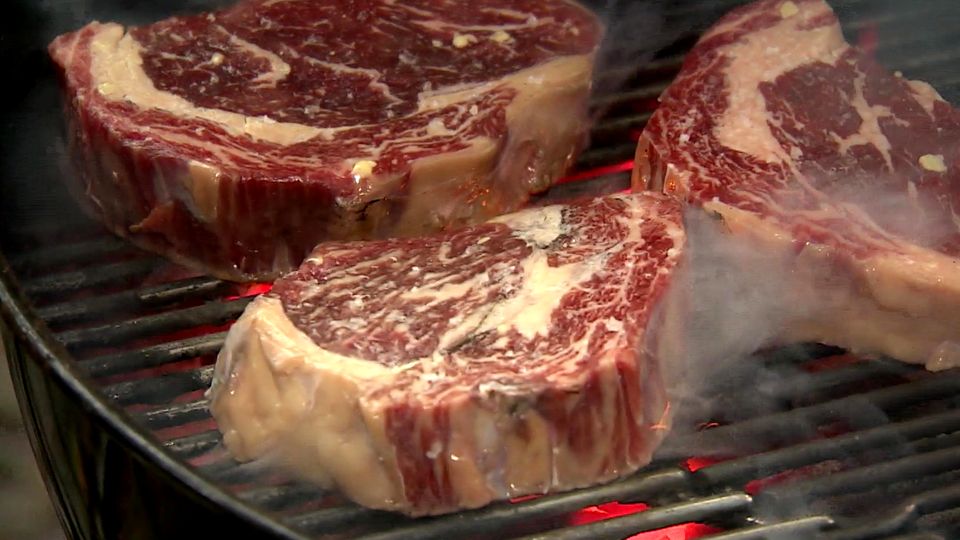 Fleisch liegt auf einem Grill Fleisch liegt auf einem Grill