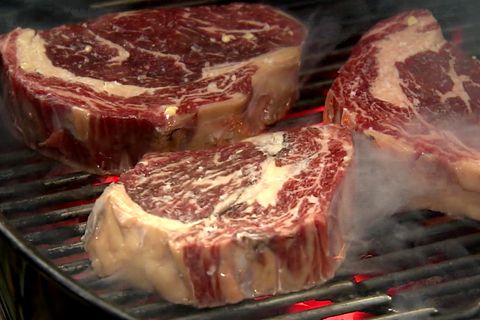 Fleisch liegt auf einem Grill
