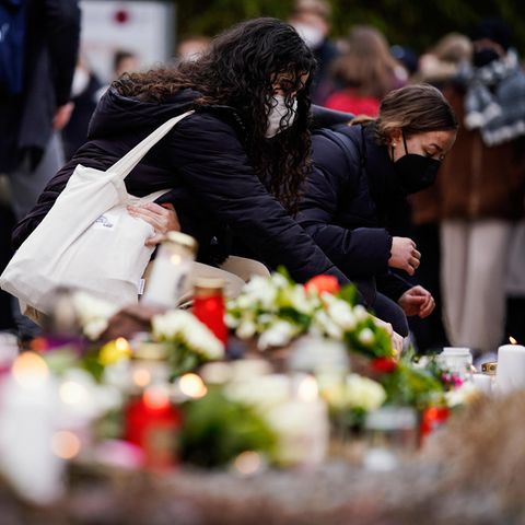 Nach dem Amoklauf in Heidelberg trauern Menschen auf dem Uni-Campus