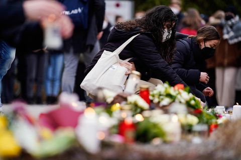 Nach dem Amoklauf in Heidelberg trauern Menschen auf dem Uni-Campus