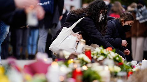 Nach dem Amoklauf in Heidelberg trauern Menschen auf dem Uni-Campus