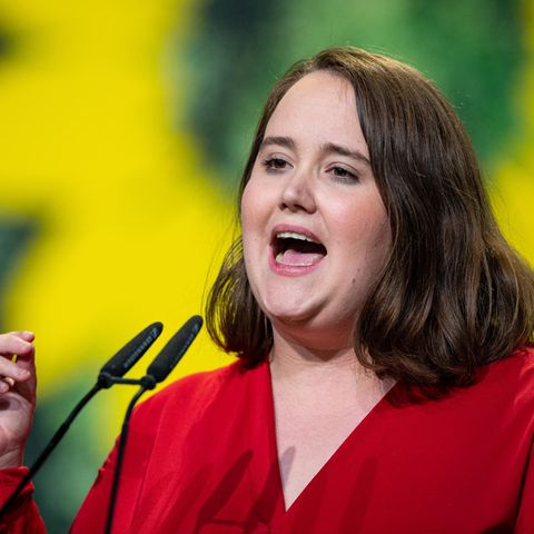 Ricarda Lang spricht an einem Rednerpult