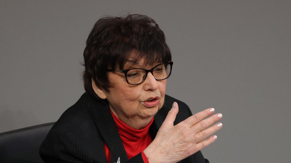 Holocaust-Überlebende Inge Auerbacher während ihrer Rede im Deutschen Bundestag