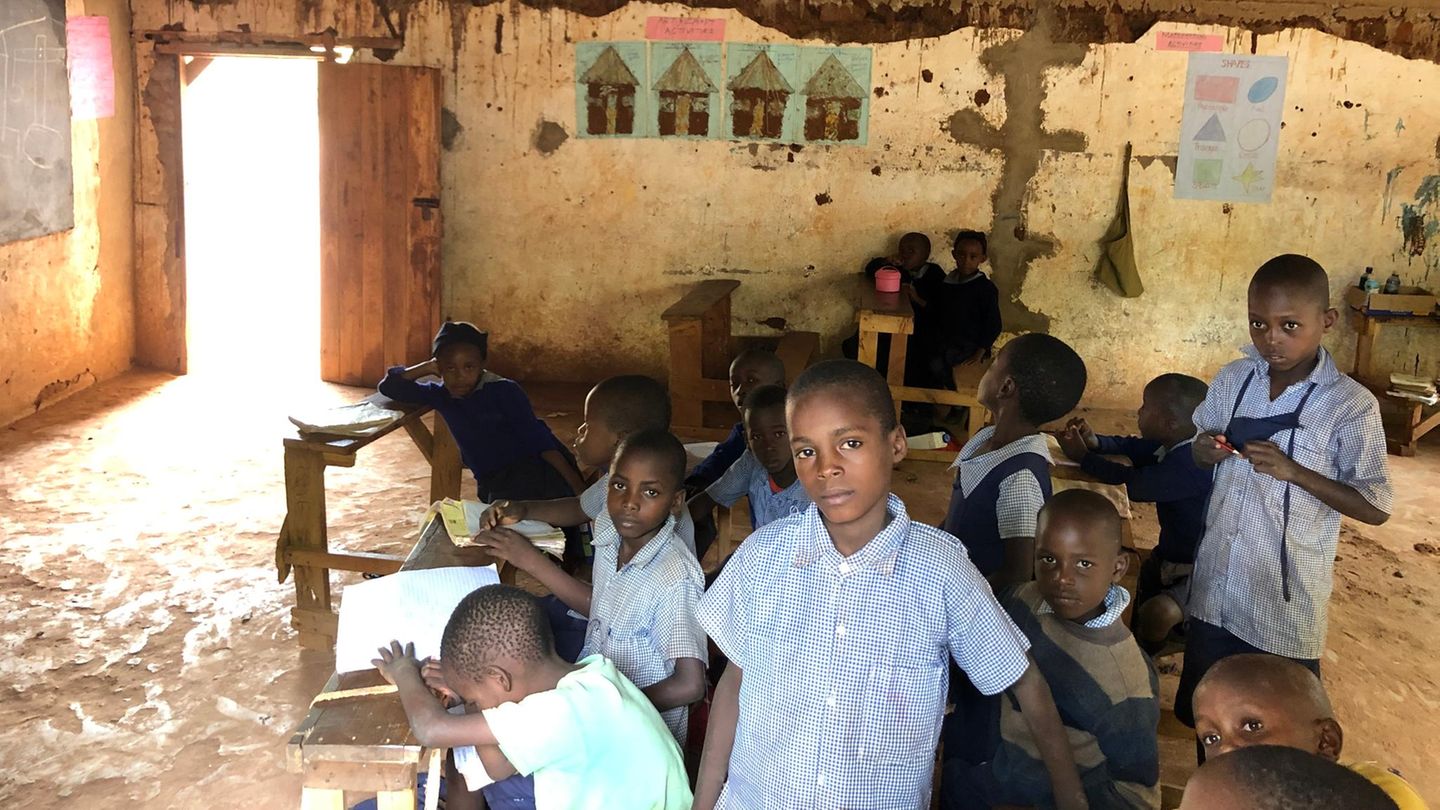 Die Klasse einer Primary School in Kinakoni in Kenia