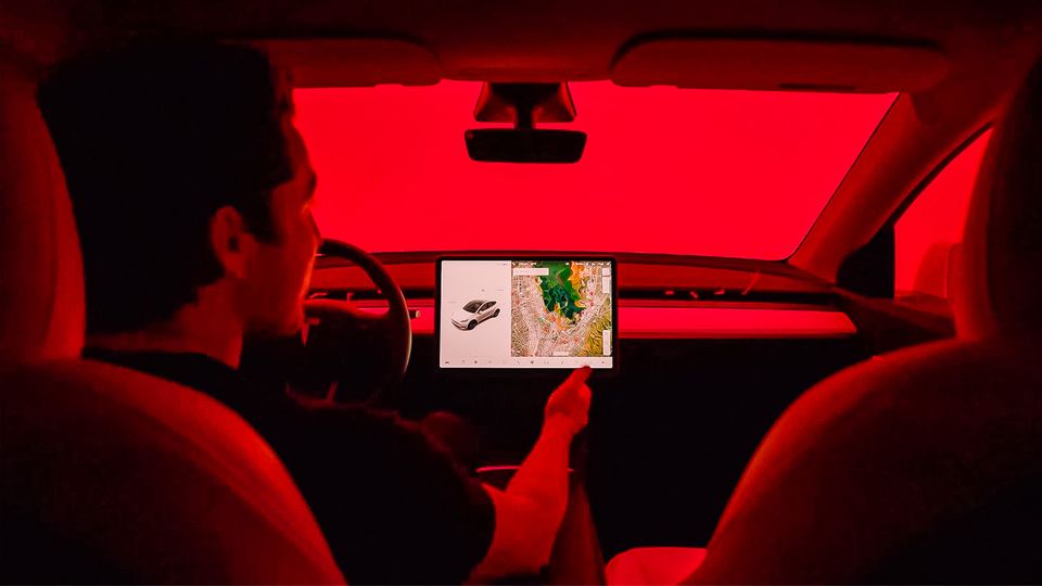 Elon Musks Autoschmiede Tesla testet Biowaffen-Abwehrmodus mit Rauchgranaten Elon Musks Autoschmiede Tesla testet Biowaffen-Abwehrmodus mit Rauchgranaten
