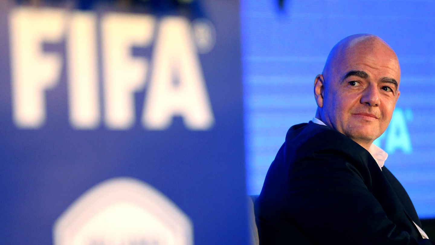 Fifa-Boss Gianni Infantino schaut über seine Schulter - neben ihm das Fifa-Logo