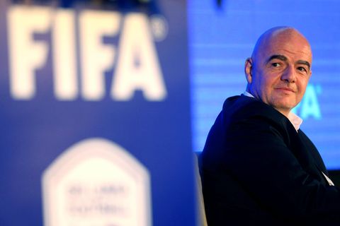 Fifa-Boss Gianni Infantino schaut über seine Schulter - neben ihm das Fifa-Logo