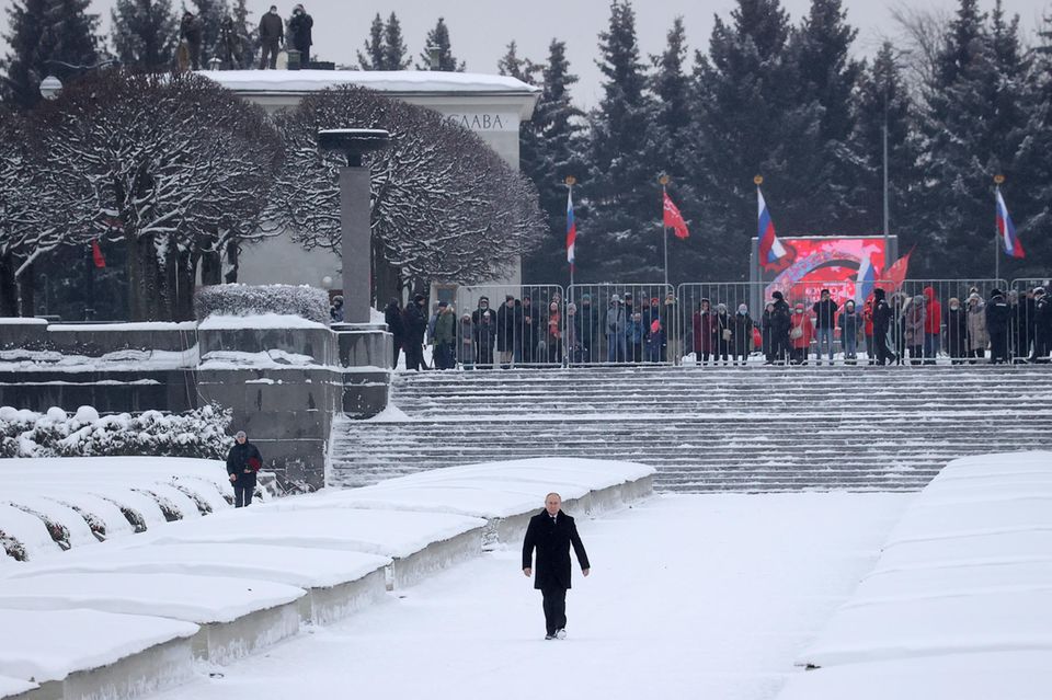 Wladimir Putin besucht den Piskaryovskoye-Gedenkfriedhof anlässlich des 78. Jahrestages des Endes der Leningrader Belagerung.