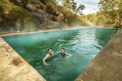 Türkiser Emerald Pool in den Snowy Mountains