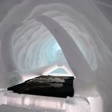 "Sacred Giant" nennt das Designteam mit Anna-Sofia Mååg, Emilia Elisson, My Flink und Oscar Insulander dieses Gewölbe, flankiert von eisigen Mammuthauern.