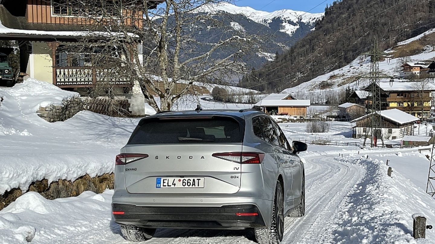 Skoda Enyaq 80x in winter use: sledging in the snow