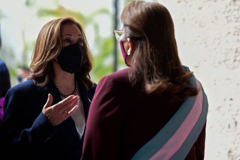 US-Vizepräsidentin Kamala Harris (l.) spricht mit Honduras erster Präsidentin Xiomara Castro