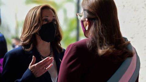 US-Vizepräsidentin Kamala Harris (l.) spricht mit Honduras erster Präsidentin Xiomara Castro