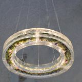 Detail im "Mittsommernachtstraum": ein von der Decke hängender Leuchter.