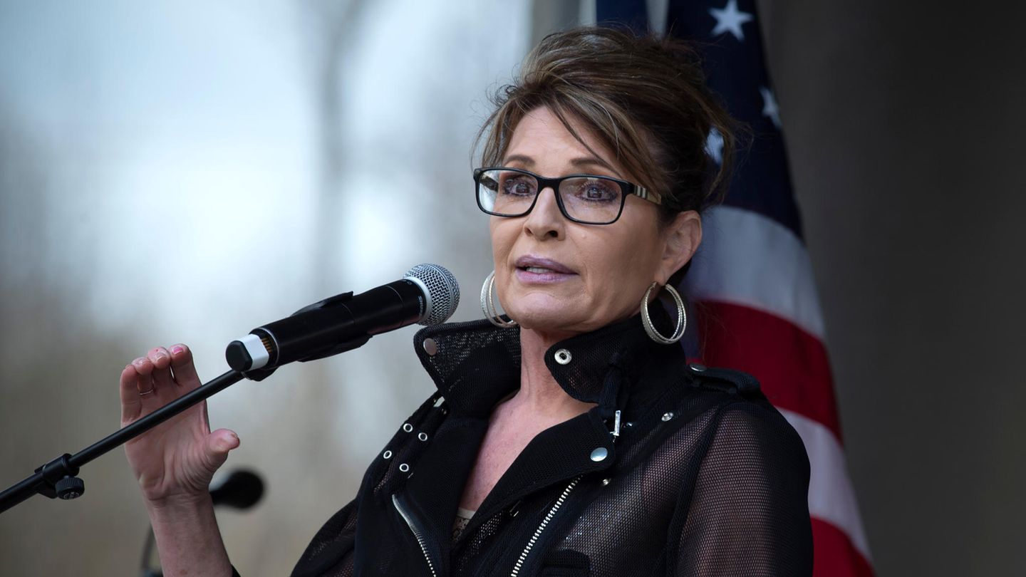 Sarah Palin steht vor einem Mikrofon