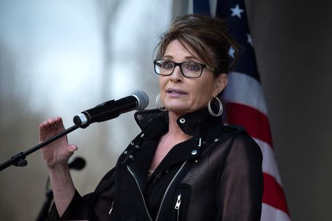 Sarah Palin steht vor einem Mikrofon