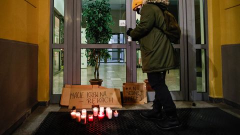 Abtreibungsverbot: Demonstrantin zündet Kerze an