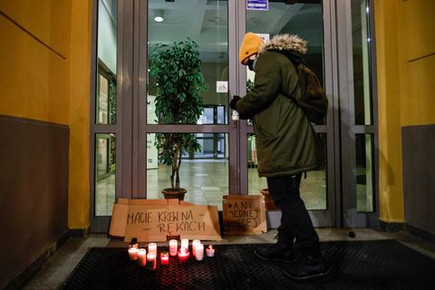 Abtreibungsverbot: Demonstrantin zündet Kerze an