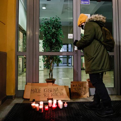 Abtreibungsverbot: Demonstrantin zündet Kerze an