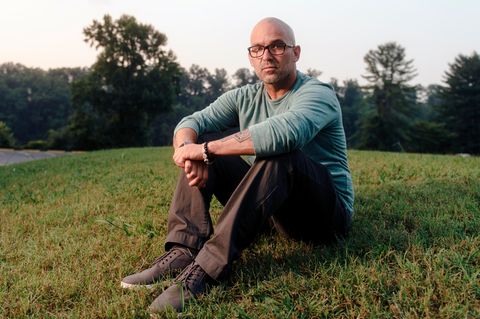 Matthew Hawn kniet auf einer Wiese