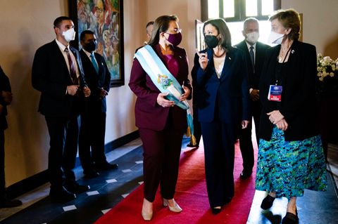 US-Vizepräsidentin Kamala Harris (r.) im angeregten Gespräch mit Honduras erster Präsidentin Xiomara Castro